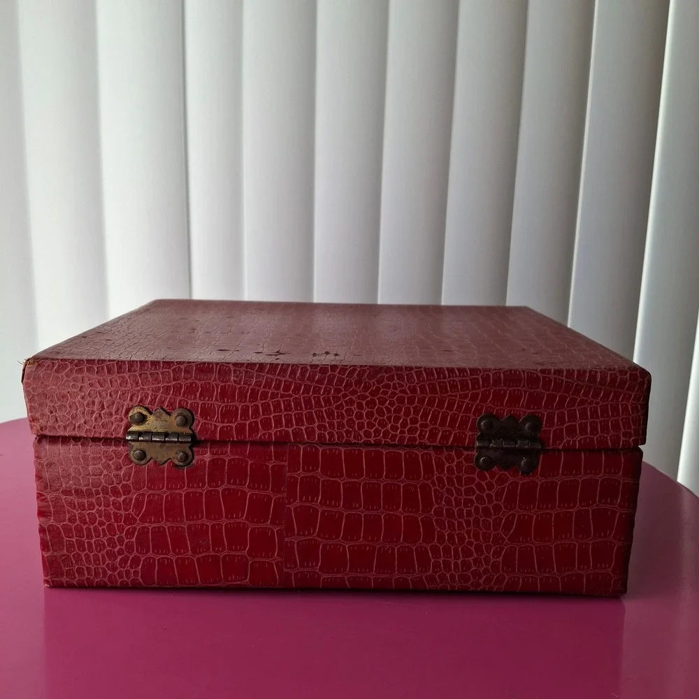 Vintage Red Faux Croc Overnight Train Case Lucite Handle Hurd Co Kansas City MO